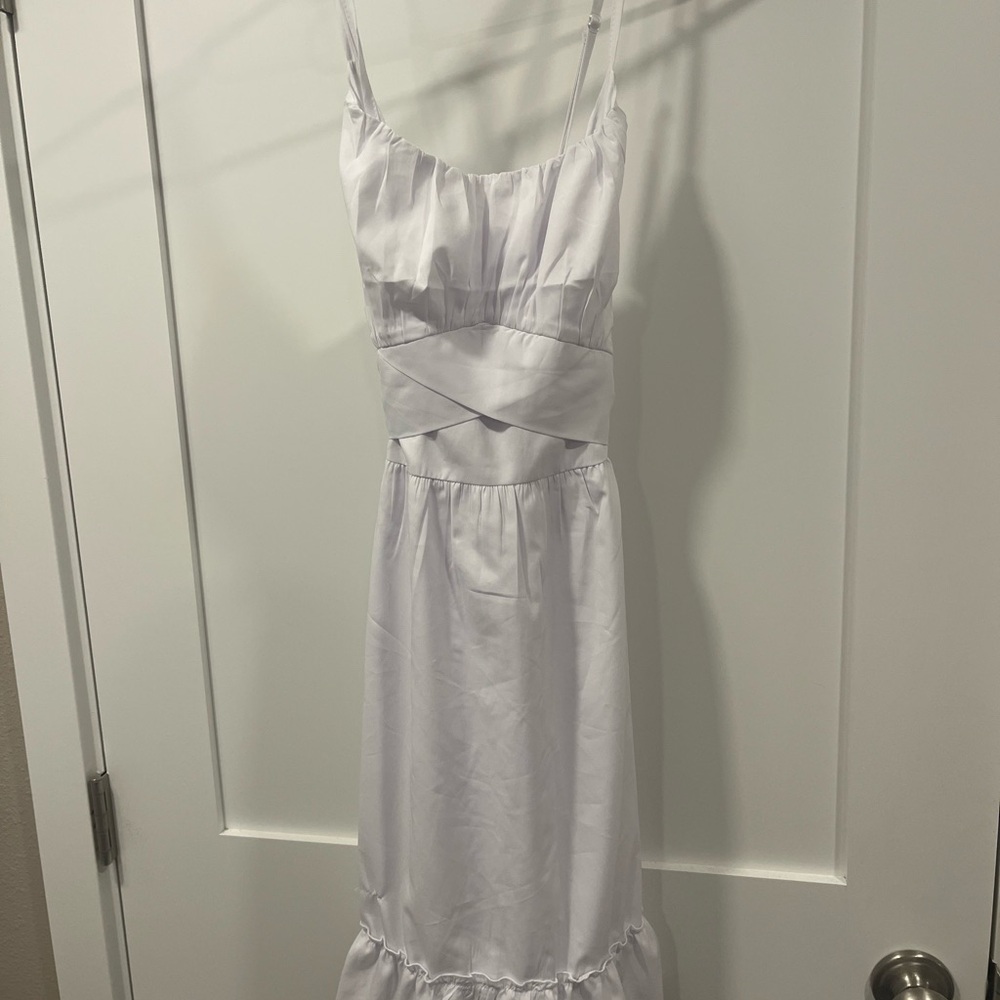 Elegant White Sleeveless Dress